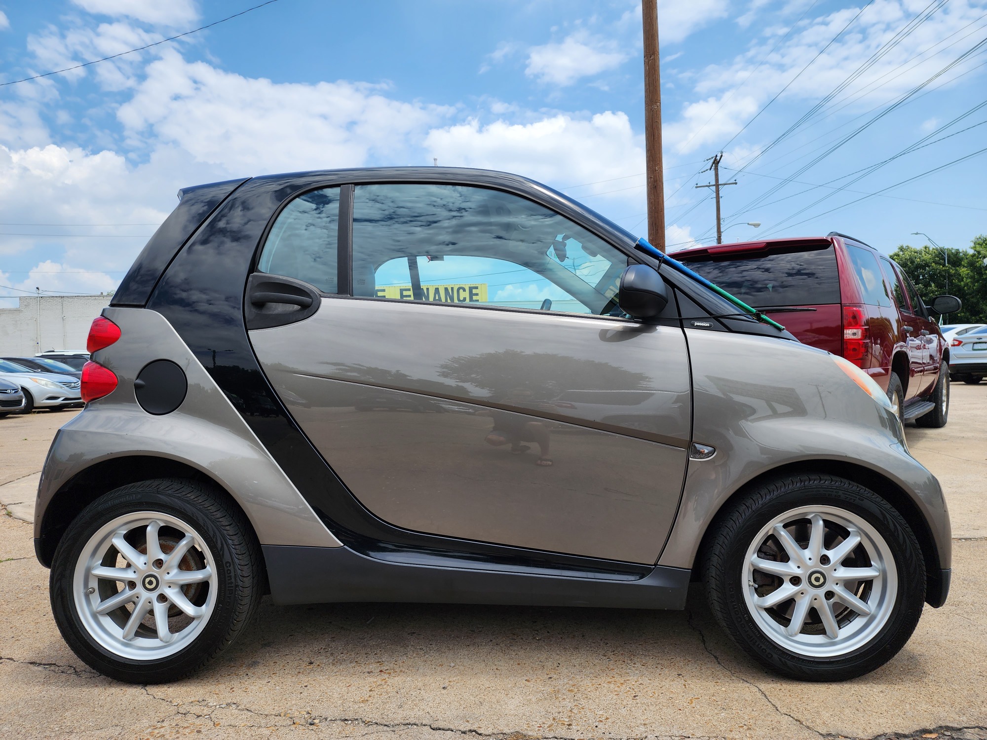 2009 GRAY /BLACK smart Fortwo PASSION (WMEEJ31X49K) , AUTO transmission, located at 2660 S.Garland Avenue, Garland, TX, 75041, (469) 298-3118, 32.885387, -96.656776 - Welcome to DallasAutos4Less, one of the Premier BUY HERE PAY HERE Dealers in the North Dallas Area. We specialize in financing to people with NO CREDIT or BAD CREDIT. We need proof of income, proof of residence, and a ID. Come buy your new car from us today!! This is a Very clean 2009 SMART FORTW - Photo #2